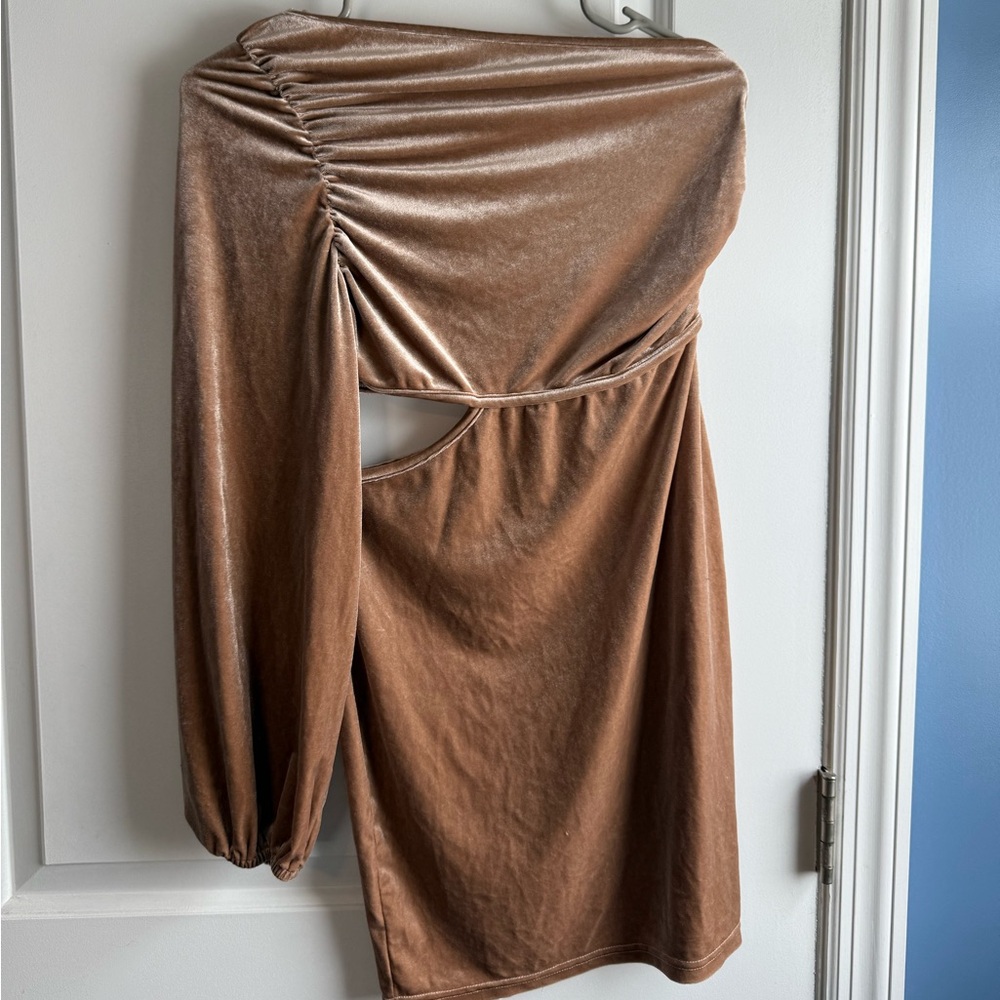 Simplee Rose Gold Velvet One‑Shoulder Cut‑Out Dress